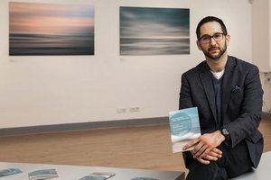 Jan-Birger von Holtum, stellvertretender Direktor des Heinrich-Heine-Institut, kuratierte die neue Sonderausstellung | © Landeshauptstadt Düsseldorf/Melanie Zanin