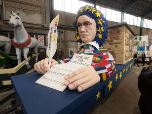 Gemeinsamer Motivwagen von Aachen, Bonn, Düsseldorf und Köln: Stellvertretend für alle wurde heute der Kölner Wagen der „Ode an die Freu(n)de“ in der Wagenhalle des Festkomitees Kölner Karneval vorgestellt.  (Bildquelle: Beethoven Jubiläums GmbH - Barbara Frommann) 