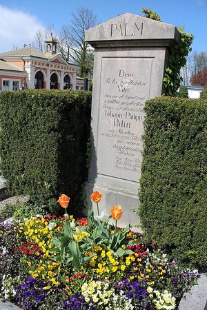 Das Grabmal des in Braunau am Inn erschossenen Nürnberger Buchhändlers Johann Philipp Palm © Stadt Braunau